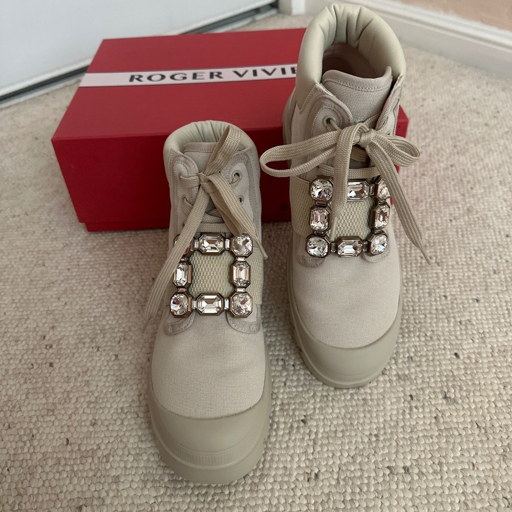 Roger Vivier Viv bootie beige/cream, size 39, brand new!